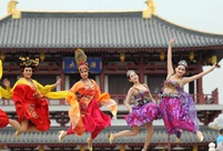 Students take graduation photos in ancient costumes