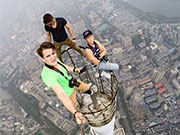 Moscow “spider-man” climbs Chinese skyscraper