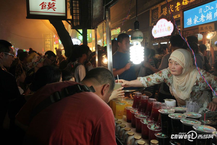 Foodies crowd into Xi'an Muslim snack streets in summer nights