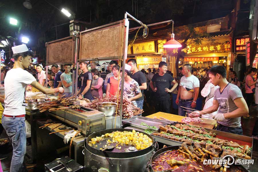 Foodies crowd into Xi'an Muslim snack streets in summer nights