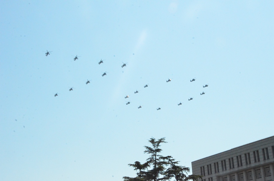 LIVE：now the parade begins with air flag guard formation!