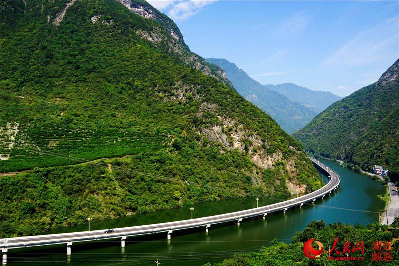 The most beautiful overwater highway becomes a tourist attraction