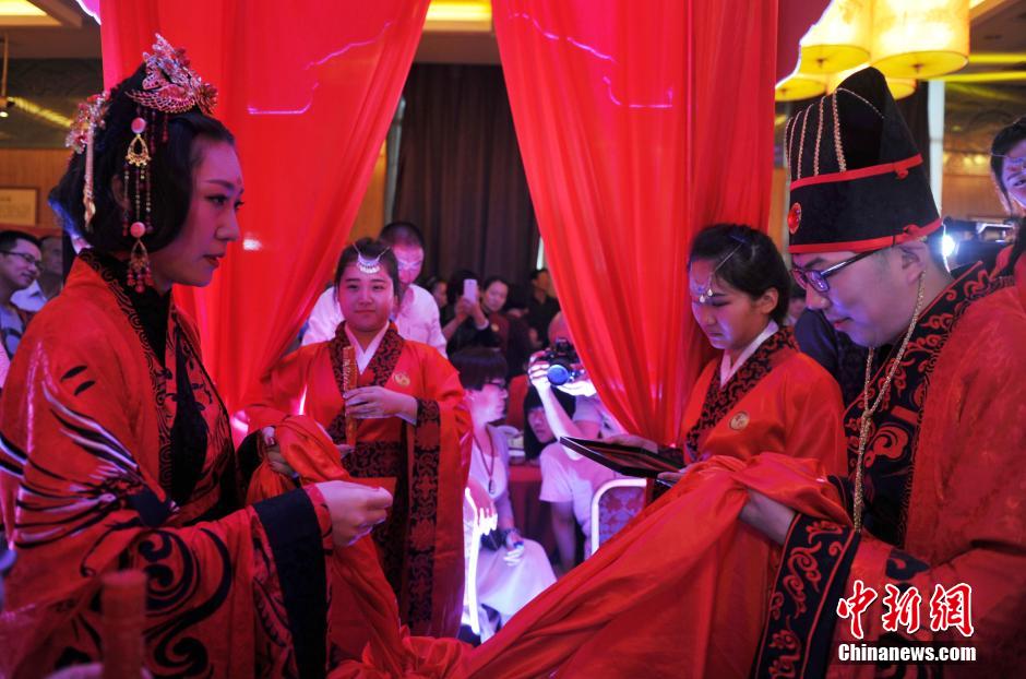 Traditional Han-style wedding held in Hebei