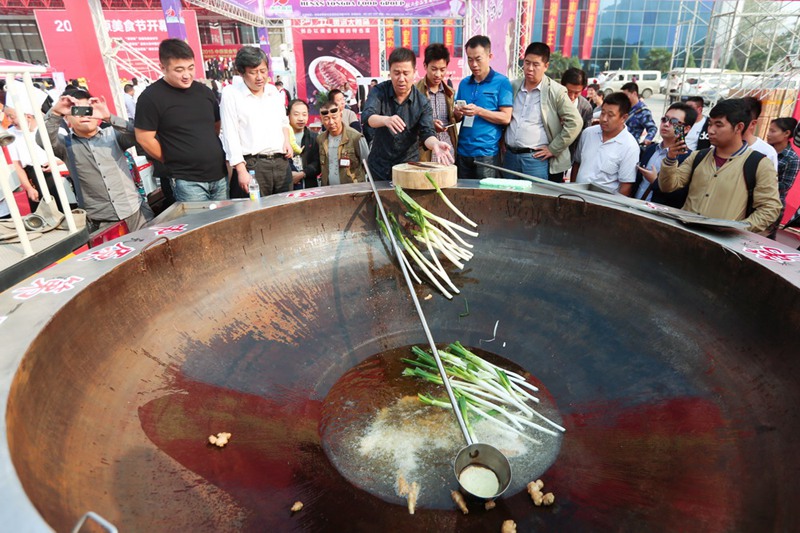 Dish made of 80.6 kg fish treats visitors to food festival in Zhengzhou