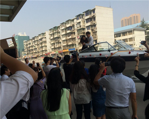 Man “rides” yacht to propose to a girl