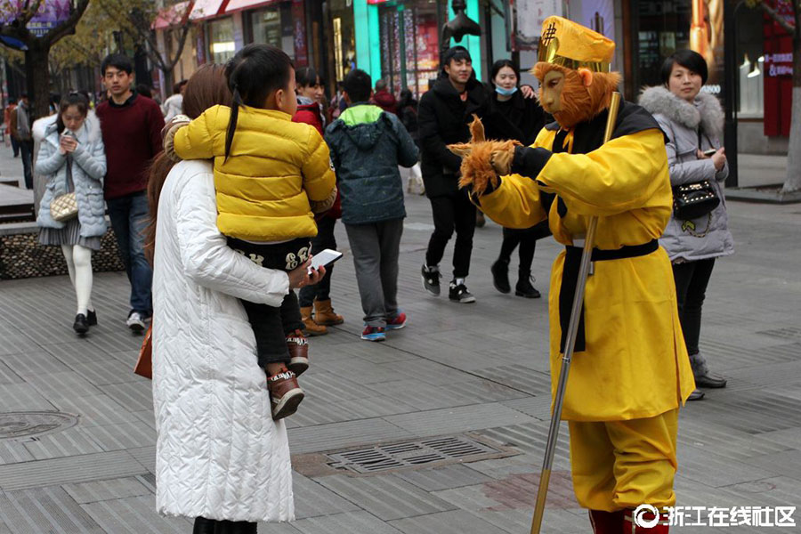 Monkey Kings charge fees for taking photos with passersby in Jinhua
