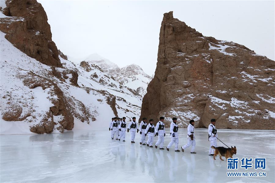 Soldiers patrol in severe cold in Xinjiang