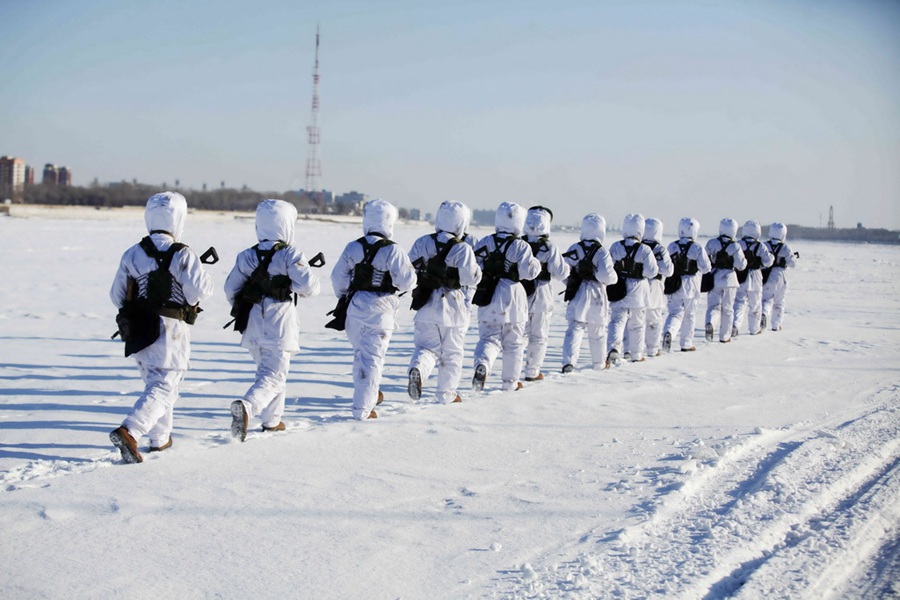 Soldiers go on patrol at minus 30 degrees Celsius in Heihe 