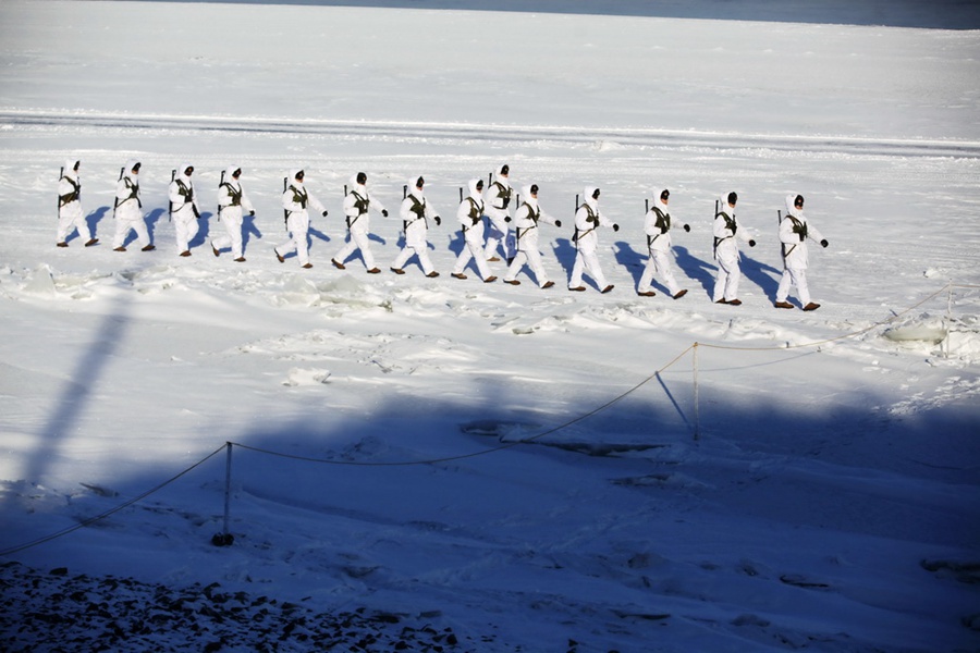 Soldiers go on patrol at minus 30 degrees Celsius in Heihe 