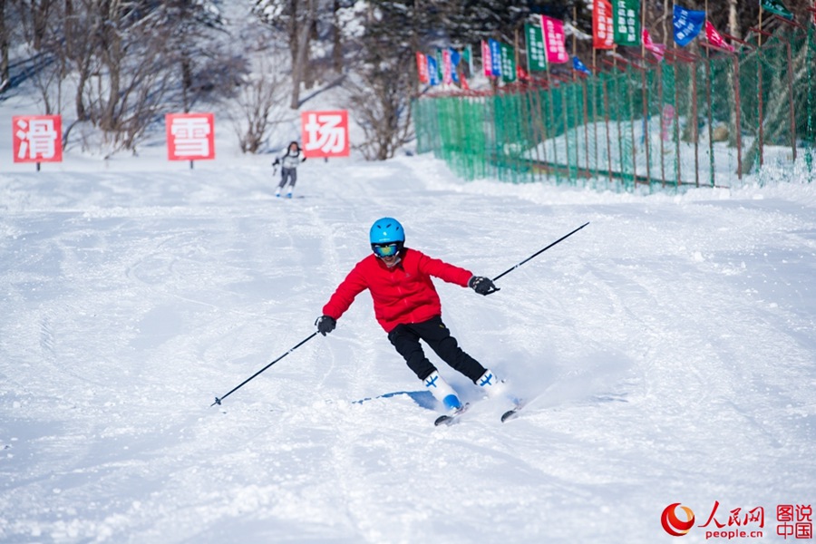 China's first alpine snow entertainment park opens 