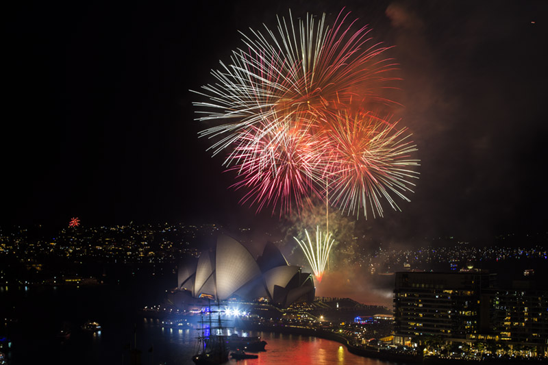 Sydney New Year's Eve: Splendid fireworks illuminate the night sky