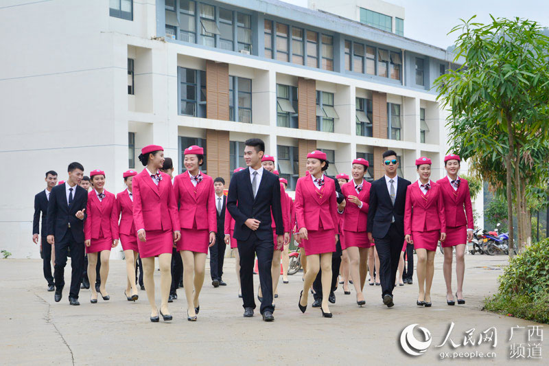 Charming flight attendants shine in Guangxi
