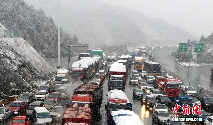 Sudden snow causes over 8 km traffic jam on highway in Jiangxi 