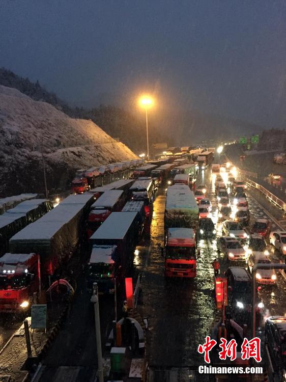 Sudden snow causes over 8 km traffic jam on highway in Jiangxi 