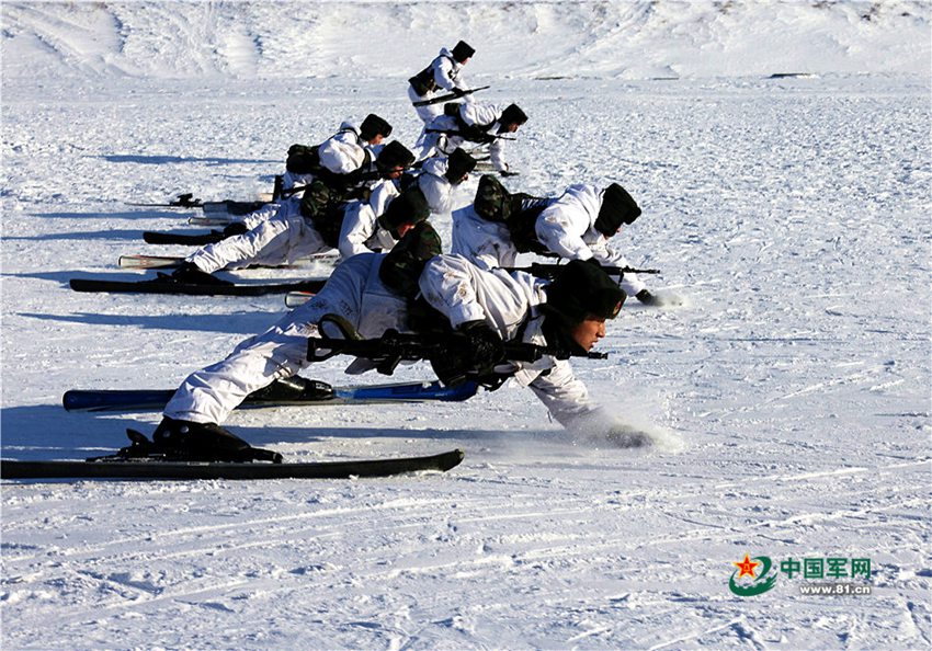 Border soldiers conduct skiing and shooting training