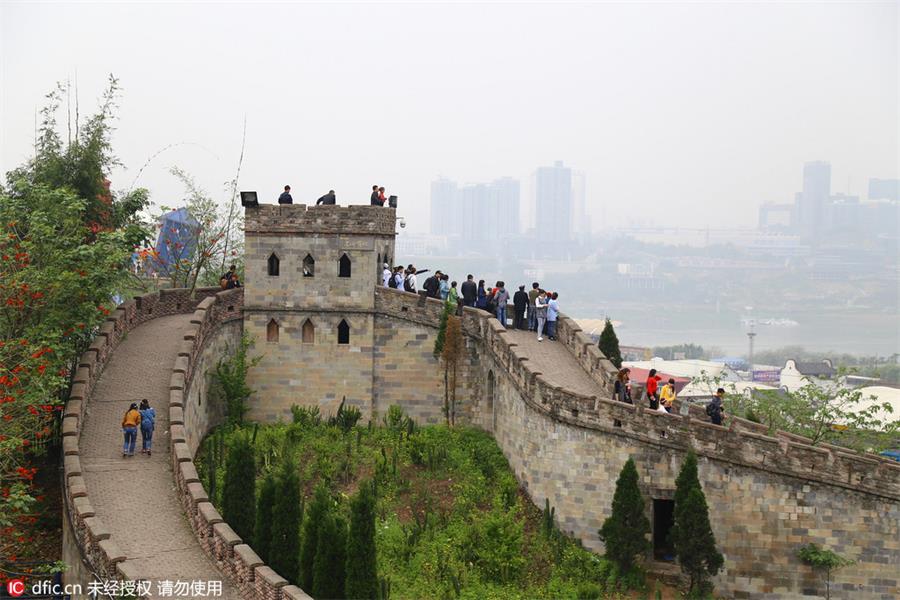 Several kilometers long knockoff of the Great Wall of China becomes a new sightseeing spot in Chongqing, SW China