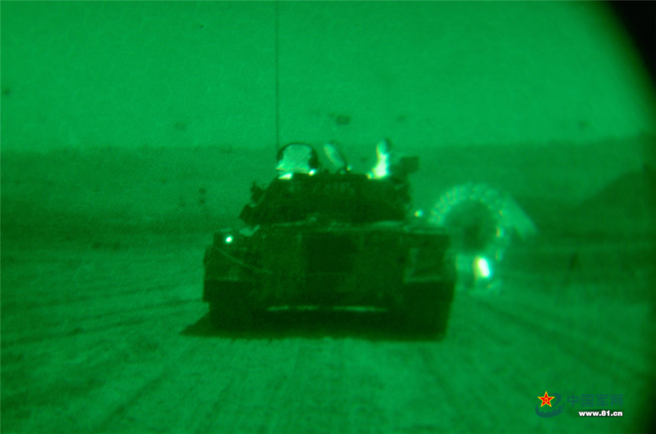 Night drill of PLA's armored regiment 