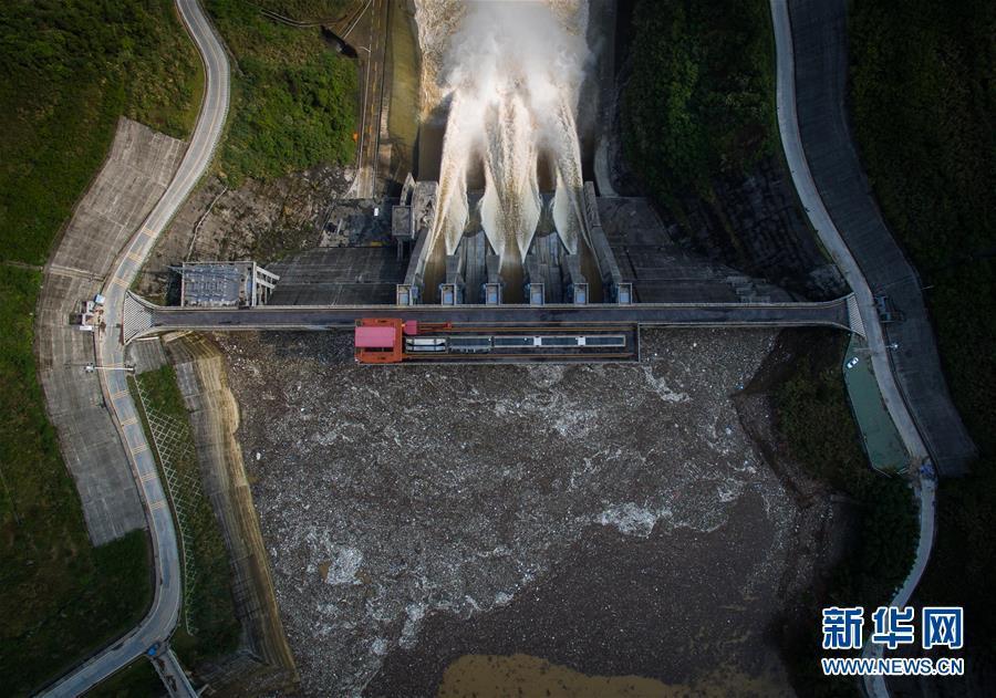 Floating Garbage Obstruct Lechangxia Dam