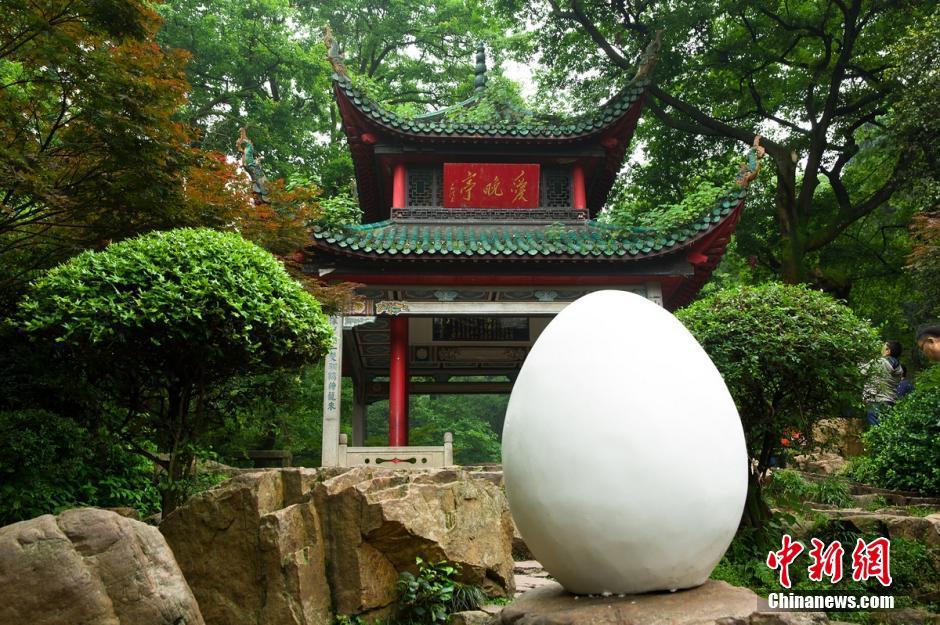 Giant egg spotted in many landmarks in Changsha