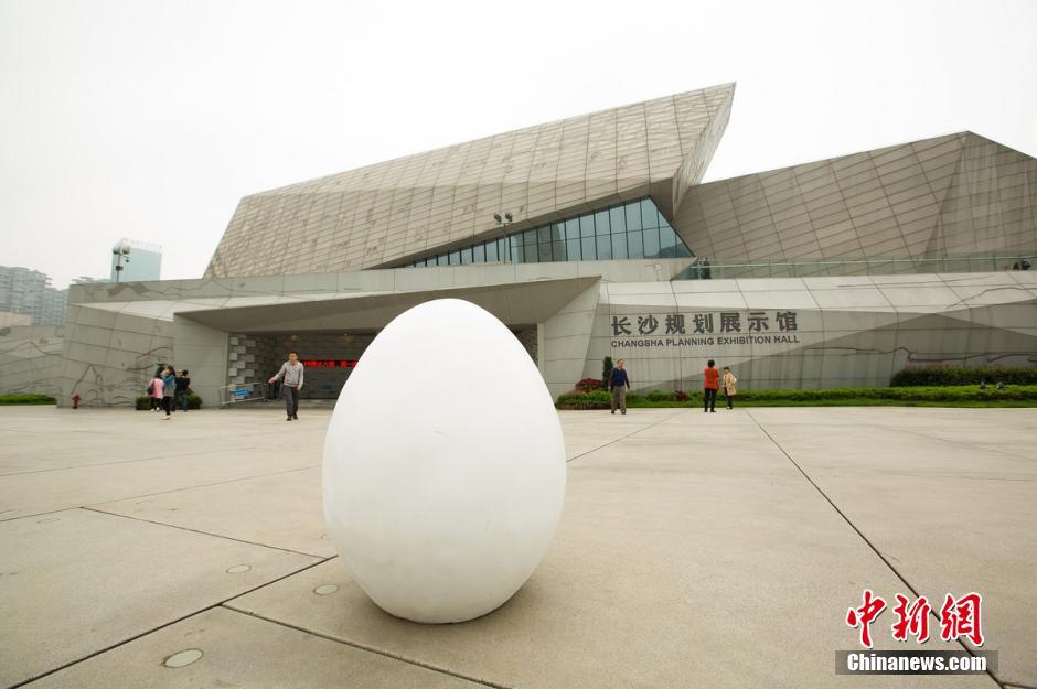 Giant egg spotted in many landmarks in Changsha