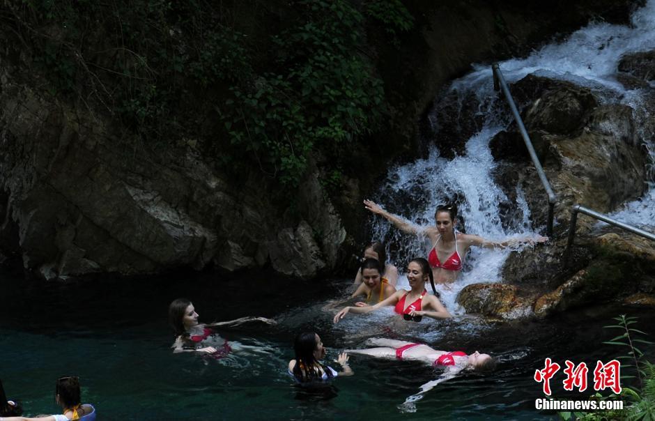 Contestants of Supermodel of the World 2016 debut in Sichuan