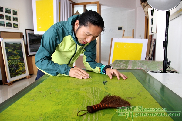 The block printing woodcut master Chen Long from Pu’er 