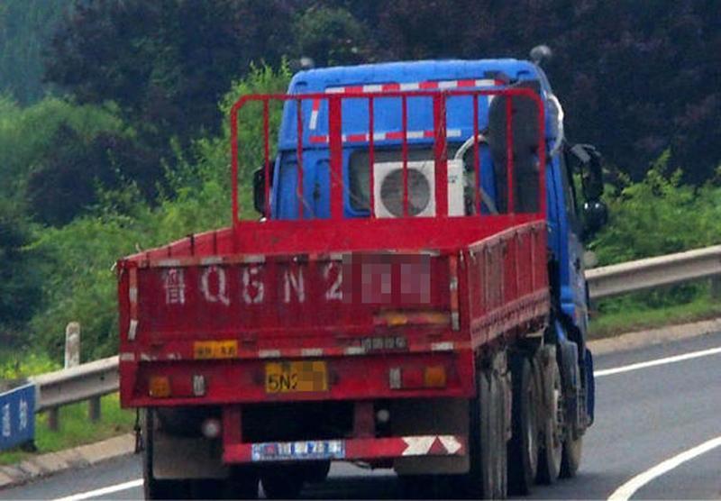 Truck outfitted with air-conditioning unit appears on Jinan streets