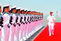 US Navy chief tours Liaoning aircraft carrier