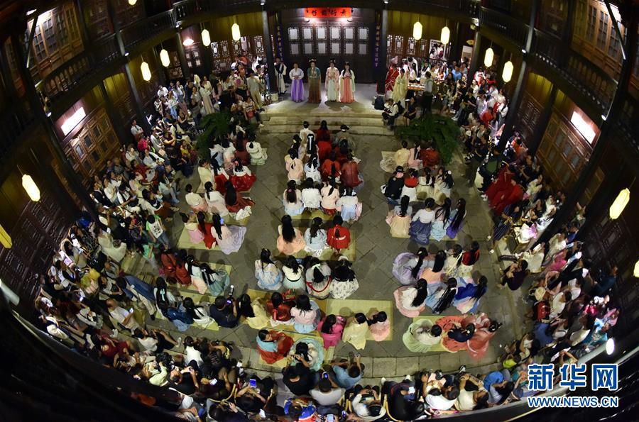 Hanfu fans experience traditional culture during Qixi Festival