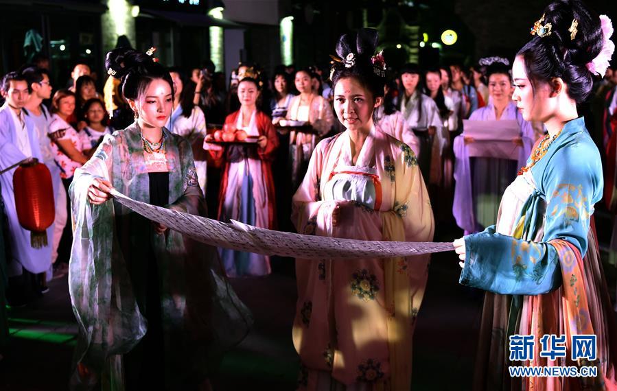 Hanfu fans experience traditional culture during Qixi Festival