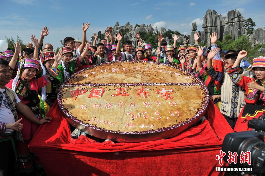 Tourists enjoy gigantic flower cake in Kunming