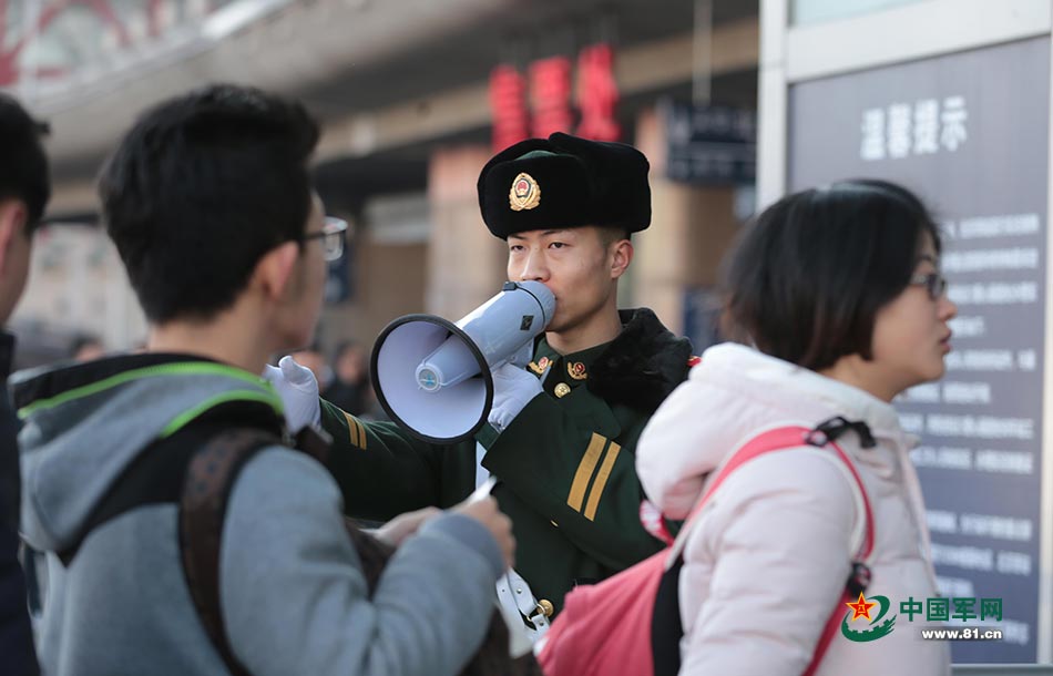 Armed police work Spring Festival travel rush in Beijing