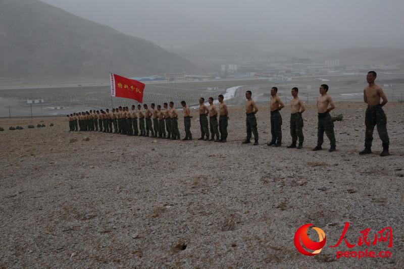 Armed police conduct combat drill in Qinghai