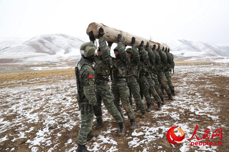 Armed police conduct combat drill in Qinghai