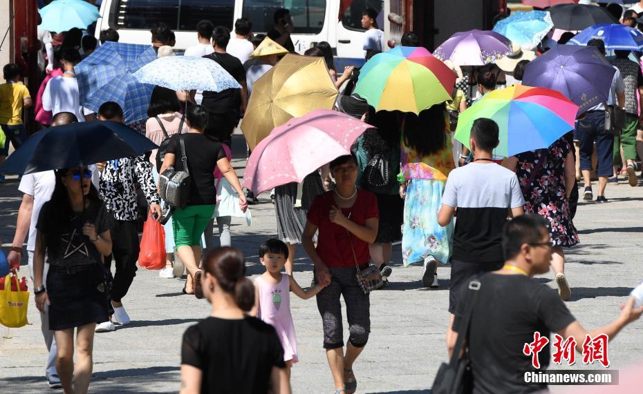 Blistering heat waves sweeps across China