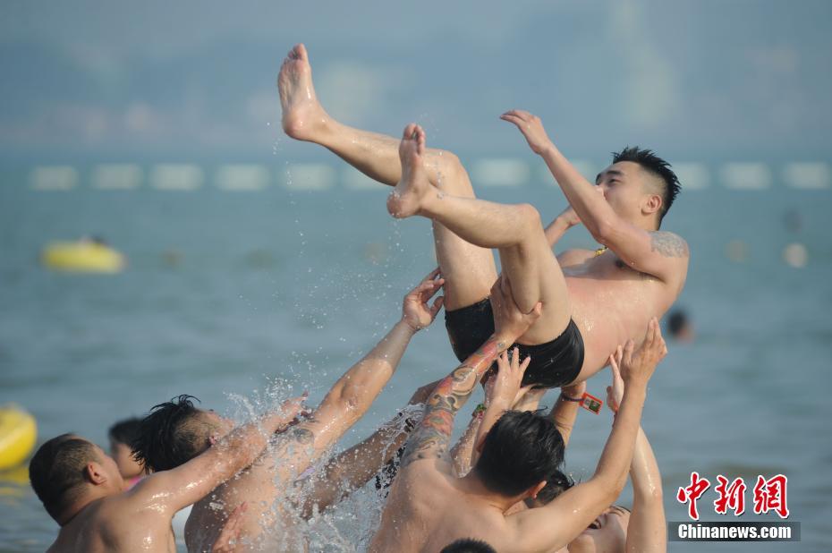 Blistering heat waves sweeps across China