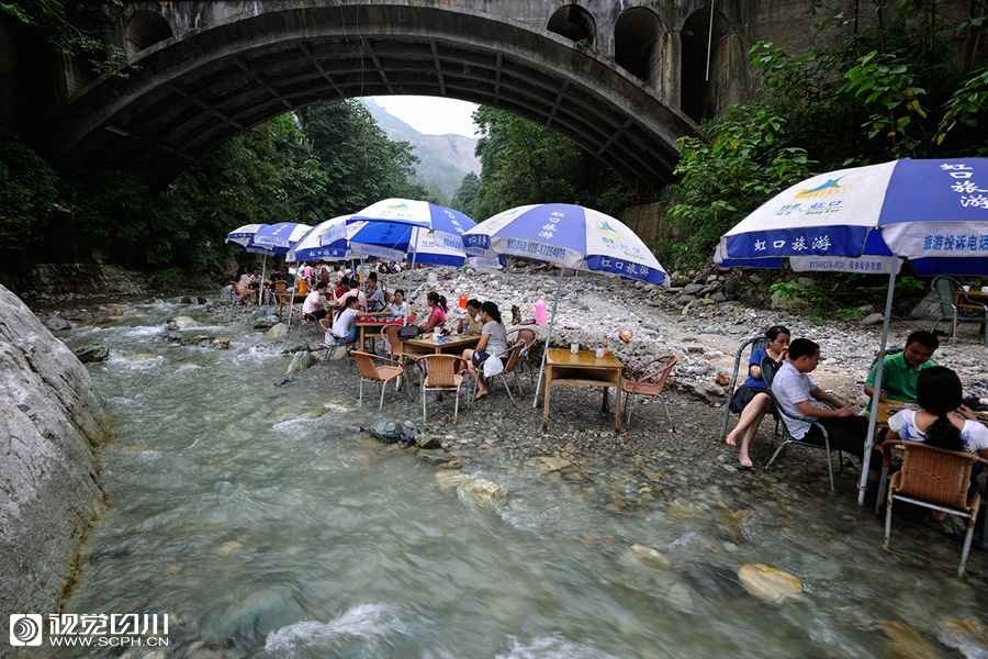 Chengdu locals play Mahjong in river to escape lingering heat wave