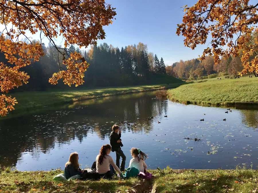 Citizens in Saint Petersburg enjoy autumnal beauty