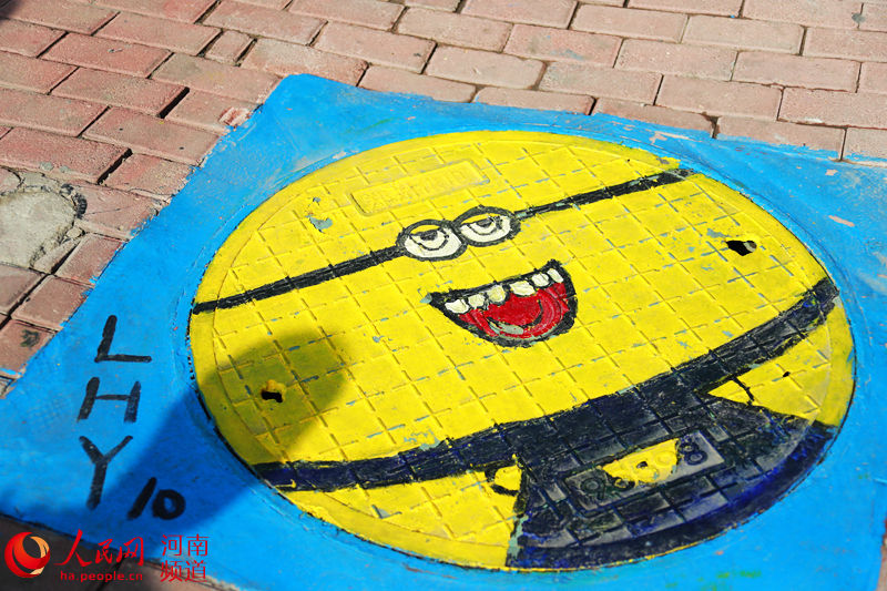 Pupils and parents decorate manhole covers in Zhengzhou