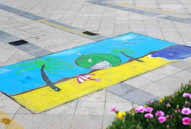 Pupils and parents decorate manhole covers in Zhengzhou