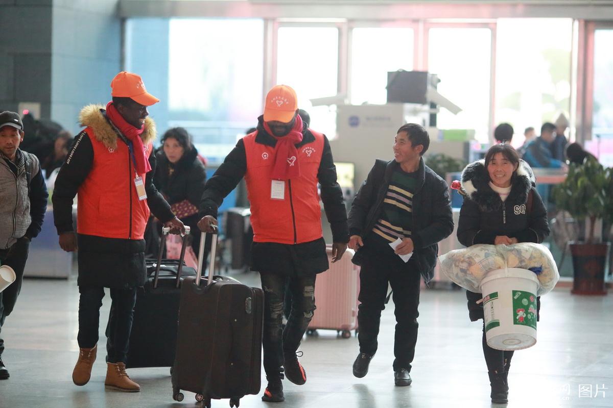 Overseas students volunteer during the Spring Festival travel rush