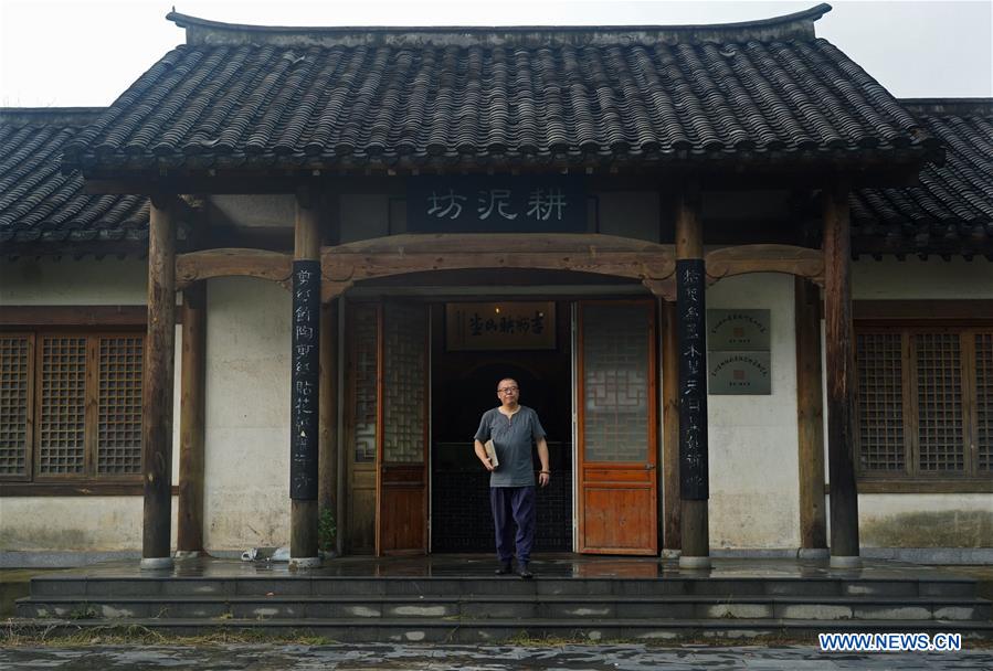 Pic story of porcelain leaf cup maker in Jiangxi