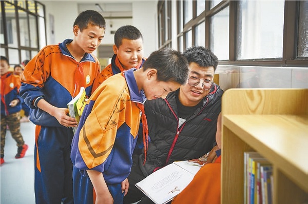 Young man returns to hometown in mountainous area of SW China’s Yunnan to become teacher after graduation from college