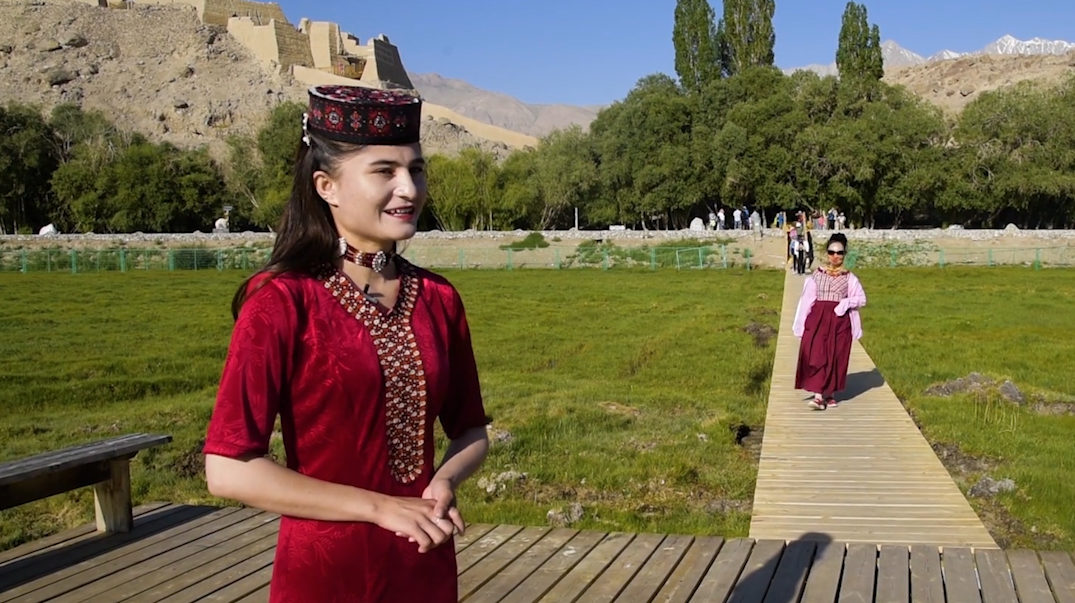 Female tour guide invites global travelers to come and see the real Xinjiang