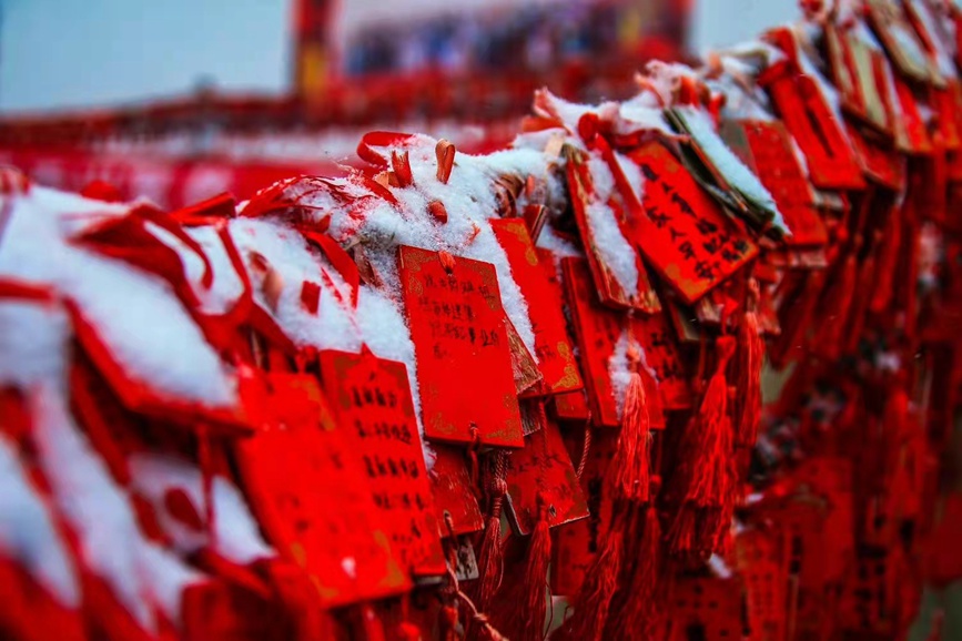 Yuntai Mountain in Central China's Henan: Shimmering silver snows adorn scenes of red autumnal leaves