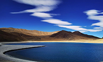 Winter scenery of Yamdrok Lake in China's Tibet