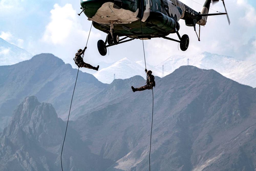 Female soldiers complete first parachute jump in Tibet