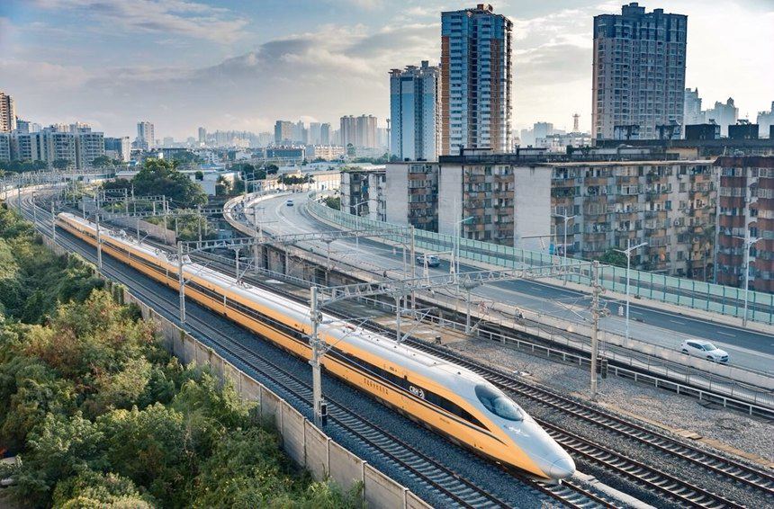 Comprehensive inspection train performs test along high-speed railway in S China's Guangxi