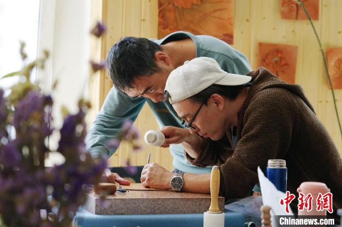 Leather carving artist in NW China's Qinghai helps disabled people secure jobs