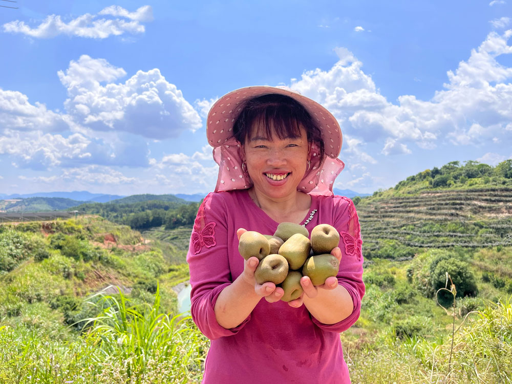 Bumper harvests bring big smiles to farmers across China